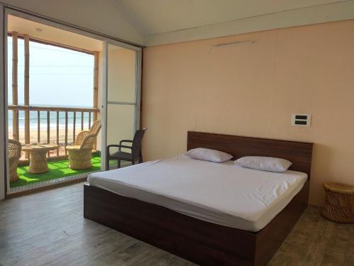 马尔万Chivarin Resorts的一间卧室设有一张床和一个阳台