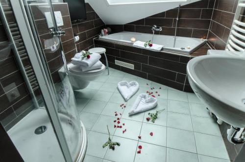 埃格斯托夫厄格斯托费霍夫酒店的浴室位于地板上,拥有心花和鲜花