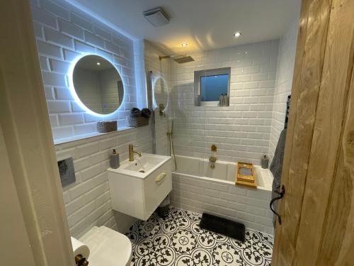 Crawshaw BoothCedar Lodge的浴室配有白色卫生间和盥洗盆。