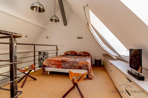 索恩河畔沙隆Superbe Loft, Chalon sur Saône的一间卧室配有一张床和天窗