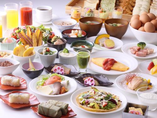 奈良奈良日航国际酒店的一张桌子上放着许多盘子的食物