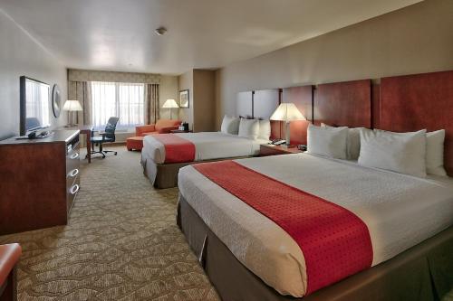 罗斯威尔罗斯威尔假日酒店的酒店客房设有两张床和电视。