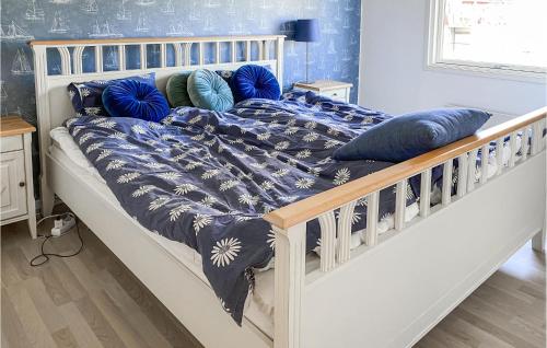 永比Nice Home In Ljungby With Wifi的一张带蓝色和白色枕头的床