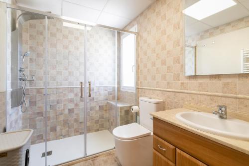阿利坎特Chalet Bonalba Golf的带淋浴、卫生间和盥洗盆的浴室