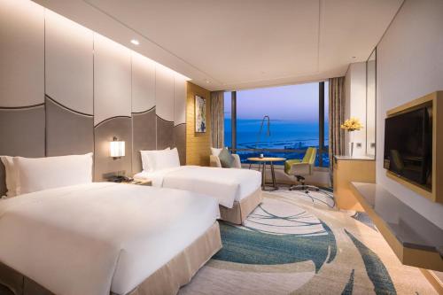 苏州苏州太湖假日酒店的酒店客房设有两张床和电视。