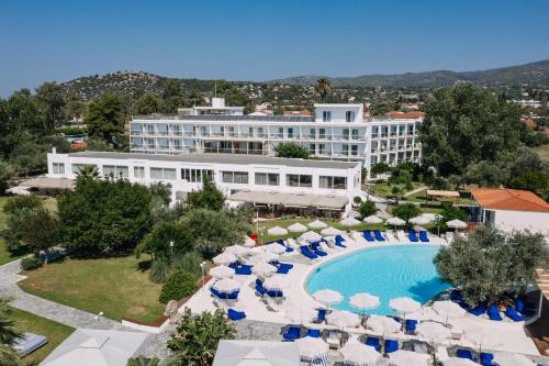 埃雷特里亚Brown Beach Evia Island, All Inclusive in Eretria, a member of Brown Hotels的享有带游泳池和遮阳伞的度假村的空中景致