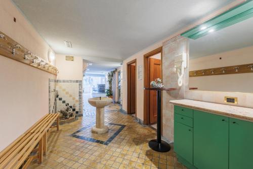 瓦尔迪登特罗米拉瓦耶酒店的一间带水槽和卫生间的浴室