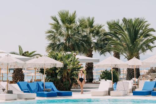 埃雷特里亚Brown Beach Evia Island, All Inclusive in Eretria, a member of Brown Hotels的站在度假村游泳池旁的女人