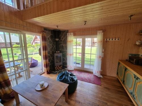 HaapseNorwegian saunahouse的客厅设有桌子和门