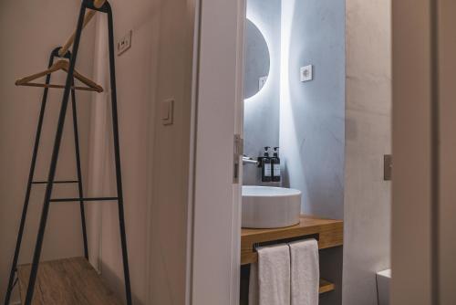 蓬塔德尔加达Populo's Place的一间带水槽和镜子的浴室
