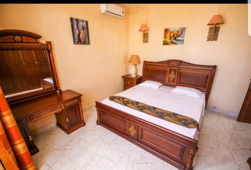 拉戈莱特Villa Soorkea的一间卧室配有一张木床和一张书桌