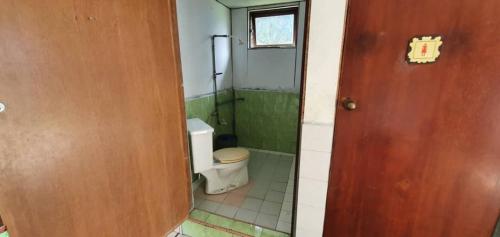 姆鲁Mulu Homestay的一间带卫生间和门的小浴室
