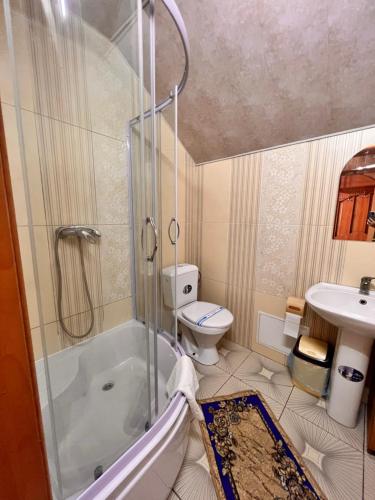 伊万诺-弗兰科夫斯克皮德亚瓦罗姆酒店的浴室配有卫生间、浴缸和水槽。