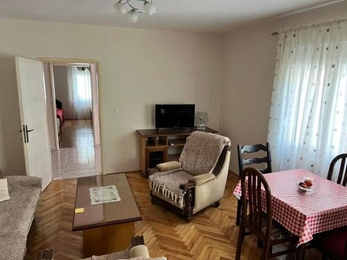 波德戈里察Gorica hill apartment的客厅配有椅子和桌子