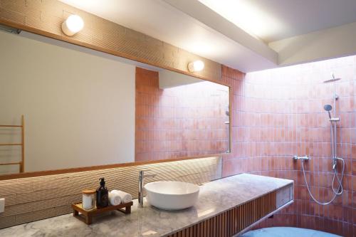 坤西育府帕纳拉别墅的一间带水槽和镜子的浴室