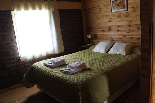 埃斯克尔洛斯特鲁斯酒店的一间卧室配有一张床,上面有两条毛巾