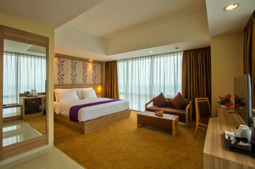 贝克西贝克西地平线酒店的酒店客房,配有床和沙发