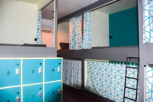 桑给巴尔Lost & Found Zanzibar的浴室设有蓝色橱柜和镜子