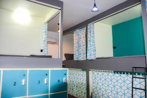 桑给巴尔Lost & Found Zanzibar的浴室设有蓝色橱柜和镜子