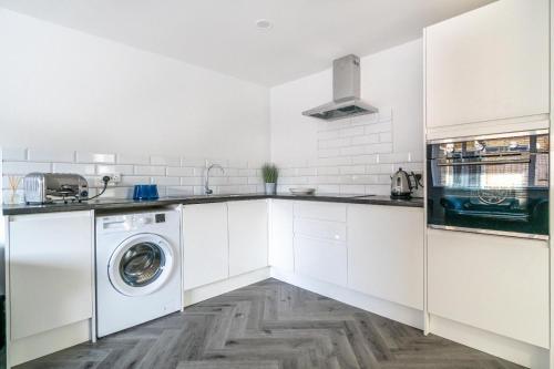 KentGresham的白色的厨房配有洗衣机