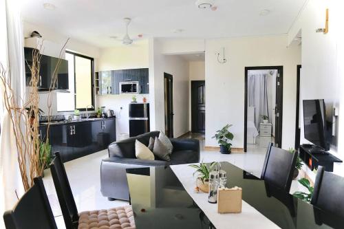胡鲁马累BODU ASHI MALDIVES - Central 3 Bedroom Apartment的客厅配有沙发和桌子