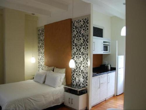 克尼斯纳克尼斯纳宾馆的一间带床的小卧室和一间厨房