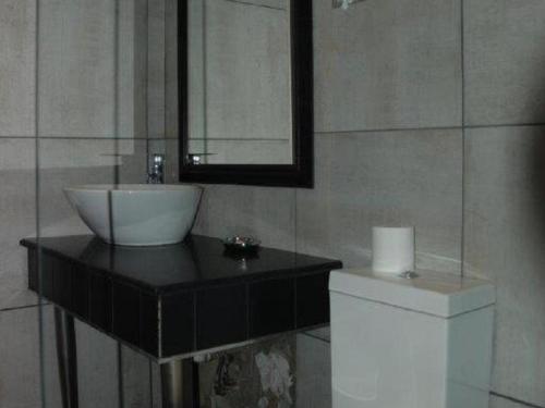 克尼斯纳克尼斯纳宾馆的一间带水槽、卫生间和镜子的浴室