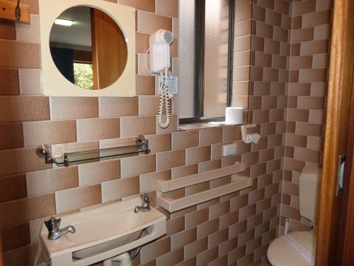 维克多港冬日阳光汽车旅馆的一间带水槽和镜子的浴室