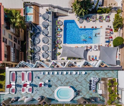 多列毛利诺斯埃森丝唐帕奎托精品酒店的享有带游泳池的度假村的顶部景致
