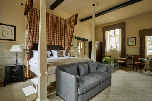 洛尔斯劳特西洛斯特庄园乡村民宿的一间卧室配有一张床、一张沙发和一把椅子