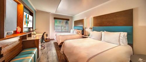 萨拉索塔EVEN Hotels Sarasota-Lakewood Ranch, an IHG Hotel的酒店客房,设有两张床和一张沙发