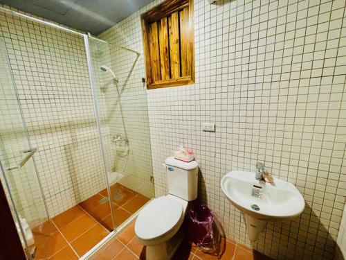 金宁乡小六路厝的浴室配有卫生间、淋浴和盥洗盆。