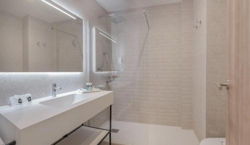 甘迪亚RH Bayren Hotel & Spa 4* Sup的白色的浴室设有水槽和淋浴。