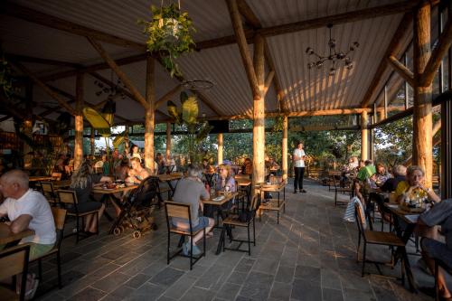 Grilë斯库台湖度假酒店的一群坐在餐厅桌子上的人
