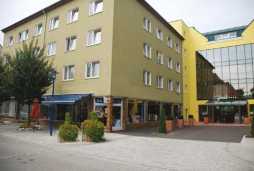 巴特斯哈尔巴赫伽尔尼酒店 的街道边的黄色大建筑
