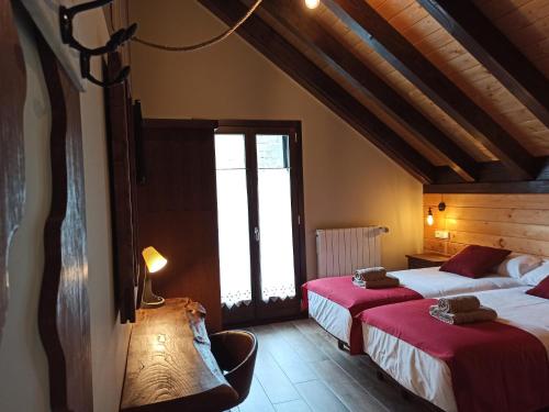 伊萨瓦Casa rural ELURKOIA的一间卧室设有两张床和窗户。