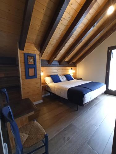 伊萨瓦Casa rural ELURKOIA的一间卧室,卧室内配有一张床和一把椅子