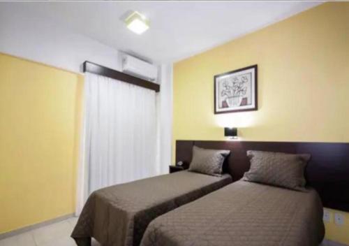 巴乌鲁Flat em Frente a USP - Centrinho - CPO - Medicina的酒店客房设有两张床和窗户。