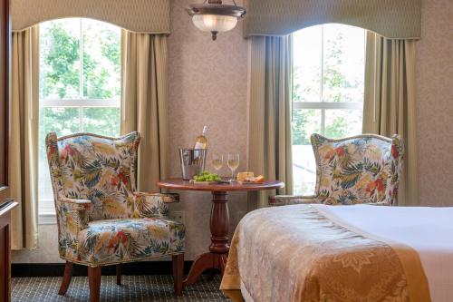 巴港巴尔港大酒店的酒店客房带一张床、一张桌子和椅子