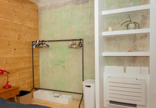 瓦尔纳Bright & Spacious 1BD Apartment with a Charming Balcony的一间设有淋浴的卧室,位于一个木墙的房间