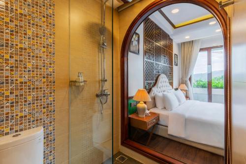 芽庄Boutik Cham NhaTrang Hotel的卧室配有白色的床和淋浴