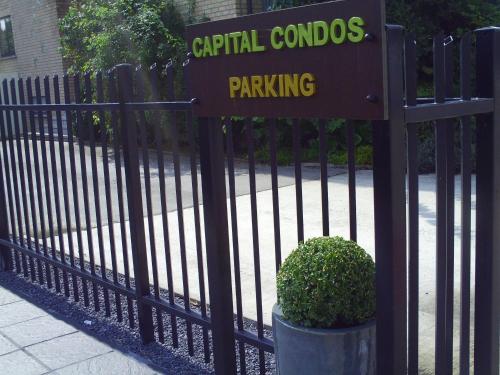 尼诺纲卡皮塔尔公寓的带有读取资本控制停车标志的黑色栅栏