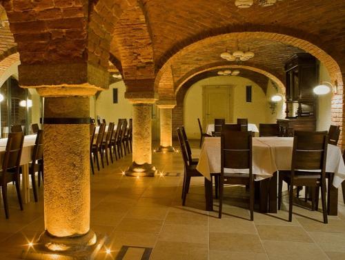 Boleścin卡塔辛卡酒店的大楼内带桌椅的用餐室