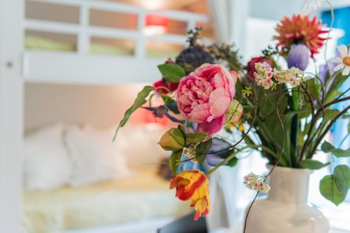 阿姆斯特丹Flo's Atelier - Family studio的花瓶里放着一束鲜花
