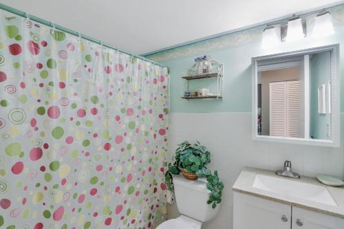 马可岛Aquarius V-2的浴室设有淋浴帘、卫生间和水槽