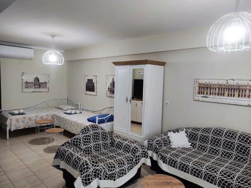 尼亚普拉莫斯Retro Beach House的一间带两张床和一张沙发的客厅