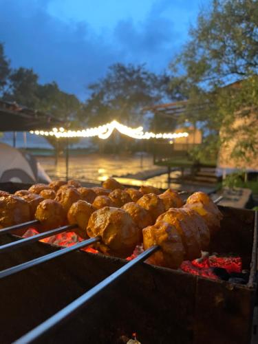 罗纳瓦拉Bombay Camping Company的烤架上烤的一群鸡