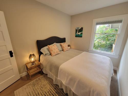 西雅图Modern Craftsman Garden Patio in Georgetown的一间卧室设有一张大床和一个窗户。