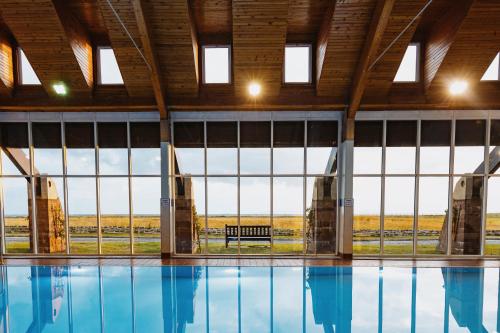 特伦Marine Troon的游泳池,透过窗户可欣赏到田野景色