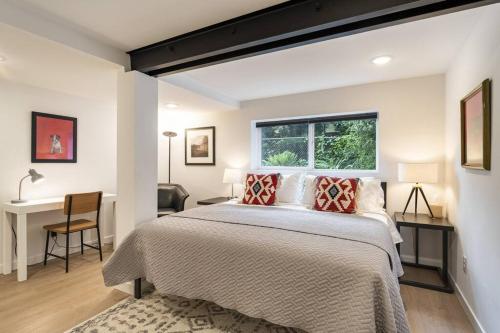西雅图Modern, new & industrial in Georgetown的一间卧室配有一张床、一张书桌和一个窗户。